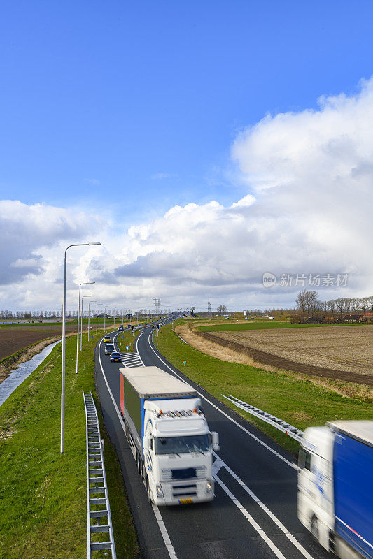 荷兰Overijssel N50高速公路上的交通在春季